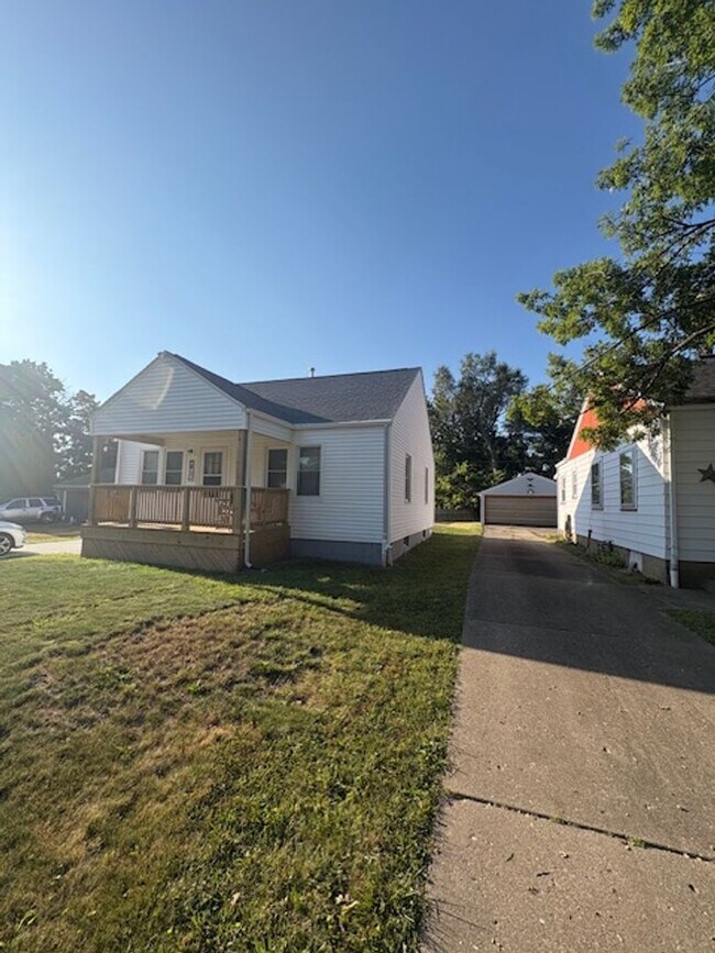 Building Photo - COMPLETE Remodel 2 Bedroom / 1 Bath House