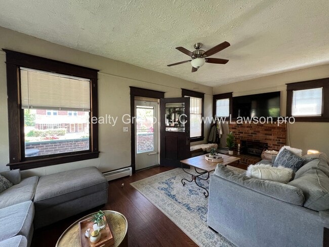 Building Photo - Beautiful House, Close to the Greenway and...