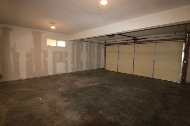 Building Photo - AWESOME 3 BEDROOM HOME CLOSE TO FORT RILEY