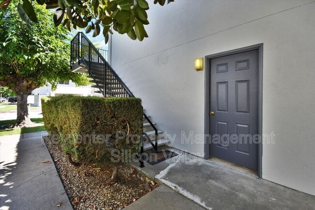 Building Photo - 329 Blossom Hill Rd