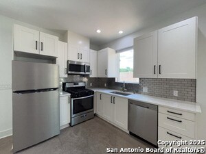 Building Photo - 2615 S Flores St