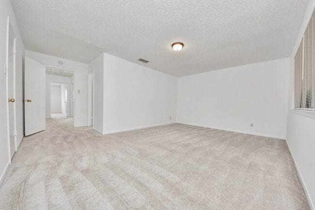 Building Photo - 15534 Weldon Dr