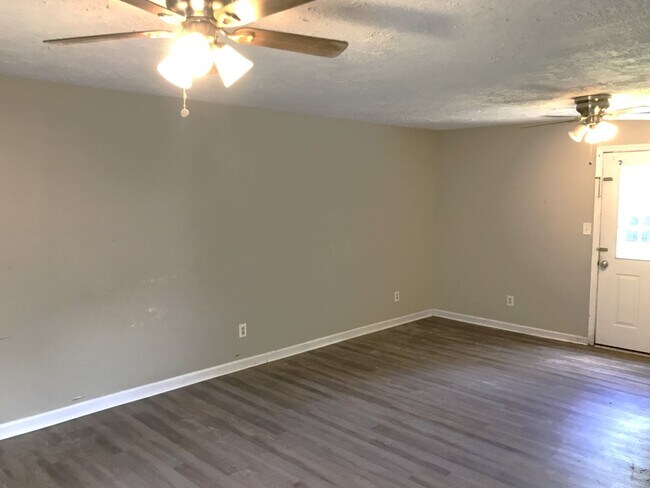 Building Photo - Great 3 Bedroom 2 Full Bath Home in Murfre...