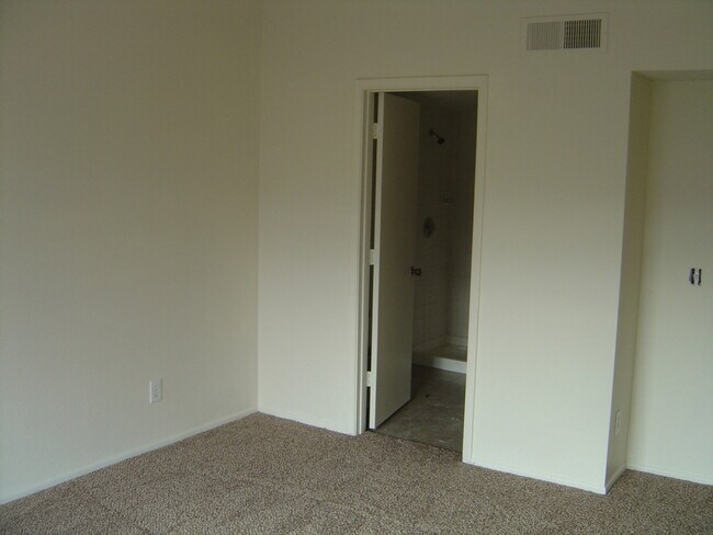 Building Photo - The Villages at Midvale Park 2/2 Condo with AC and all appliances