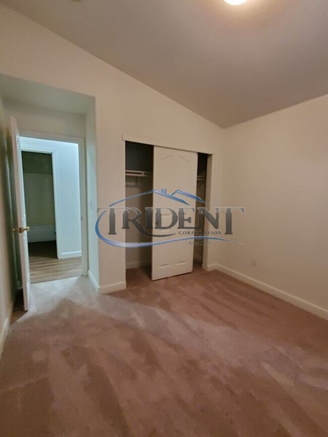 Building Photo - 4 bedroom 2 bath near schools and parks