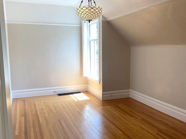 Building Photo - 225 Roosevelt Way