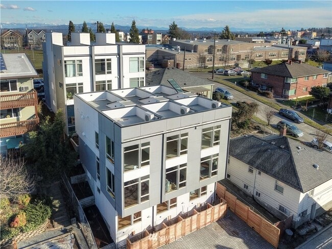 Building Photo - First Hill Modern 2-Bedroom Condo with Roo...