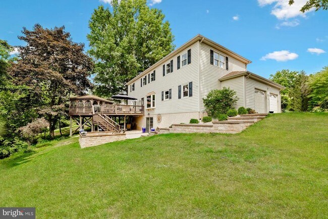 Building Photo - 2023 Country Club Dr