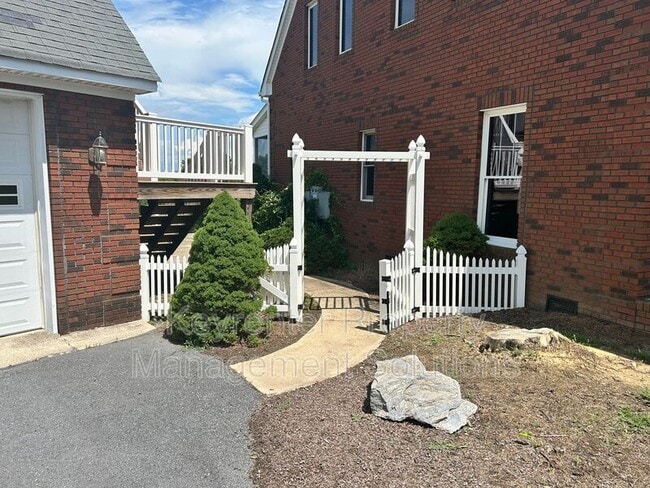 Building Photo - 33 Hodge Farm Ln