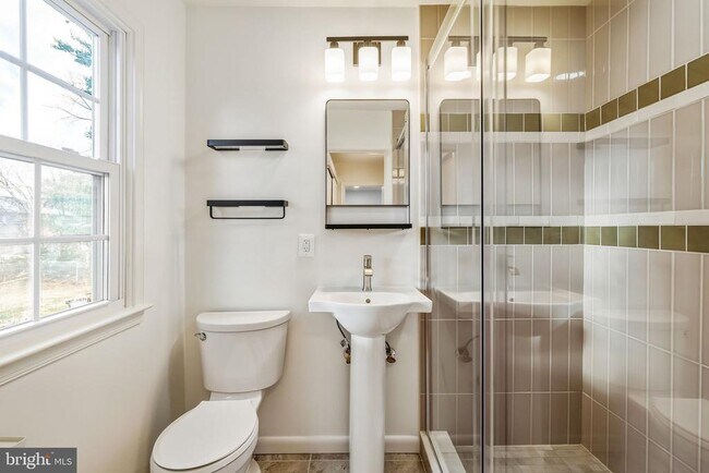 Building Photo - 18724 Bloomfield Rd