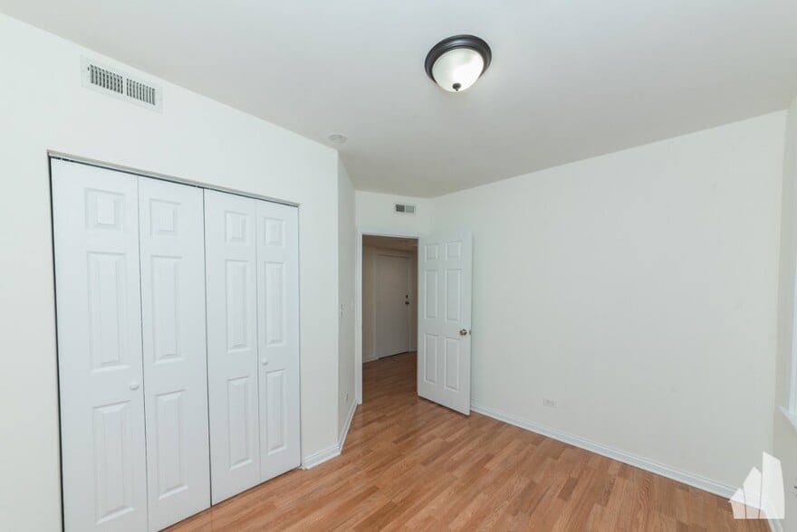 Building Photo - 4948 N Harding Ave