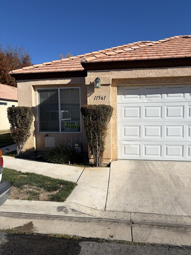 Building Photo - 11561 Park Ln