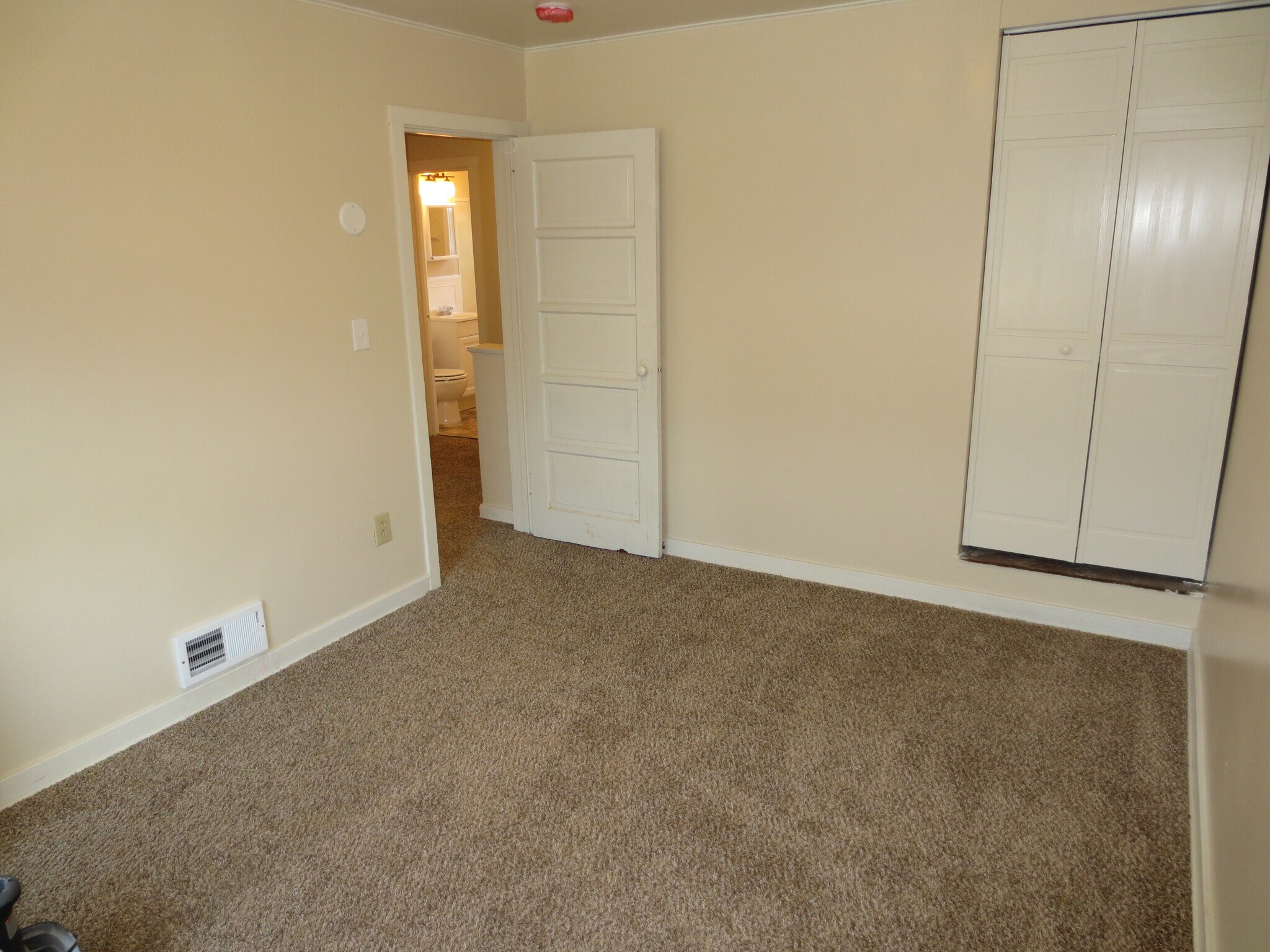 Building Photo - 341 Hemlock Dr