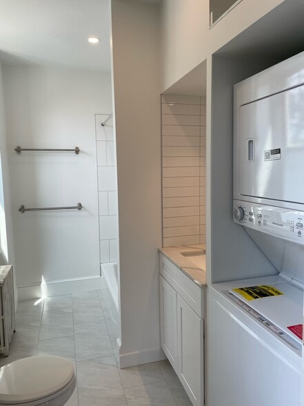 bathroom - 3549 Sunnyside Ave
