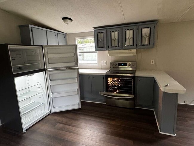 Building Photo - 2 Bedrooms - 2 Bathrooms