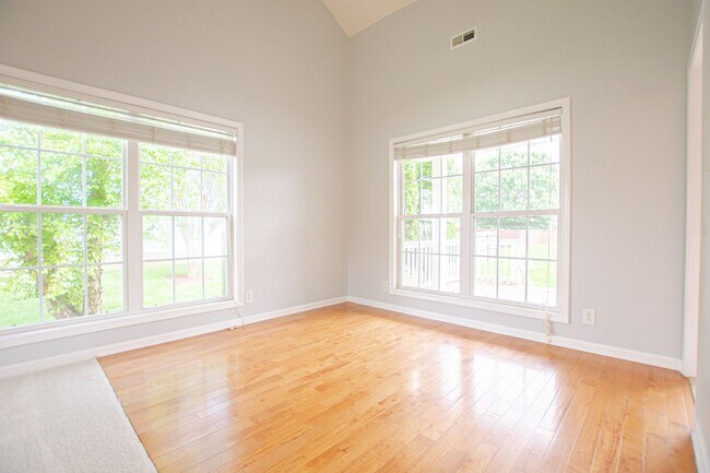 Building Photo - Three Bedroom with Bonus and Pool!