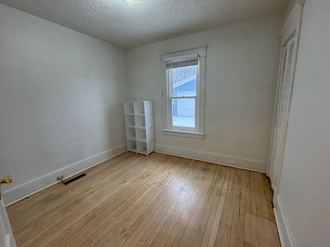 Building Photo - Cute Home in Central Bismarck with Huge Garage