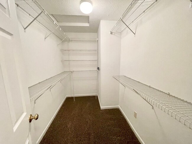 Building Photo - Beautiful Condo on the Water - 3 Bed - 3.5 Bath