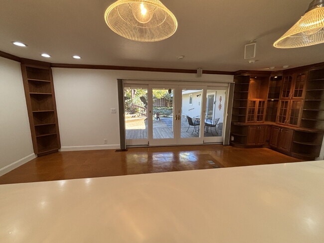 Building Photo - 485 Butterfield Pl