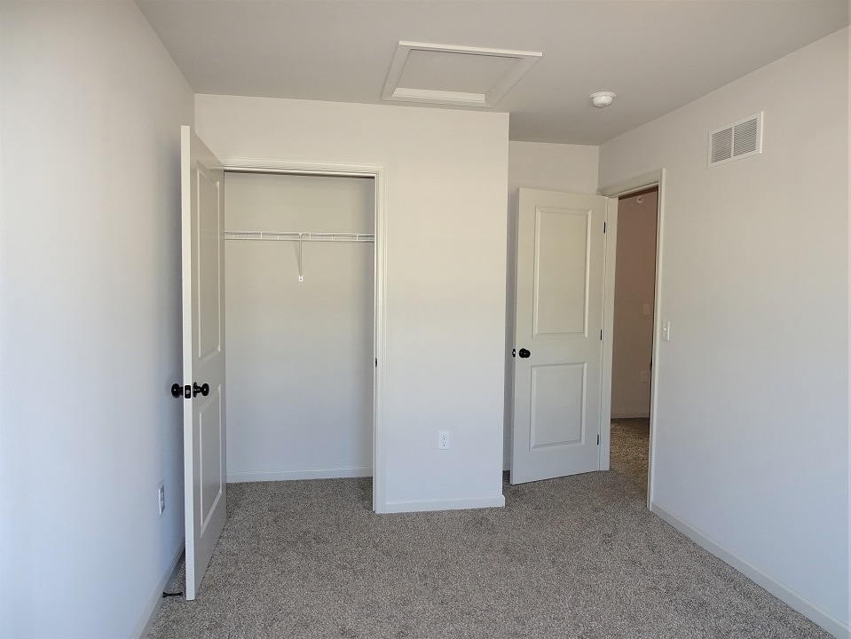 Building Photo - 228 Lakeside Xing