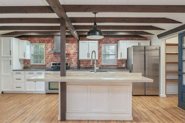 Building Photo - 271 Bracewell St