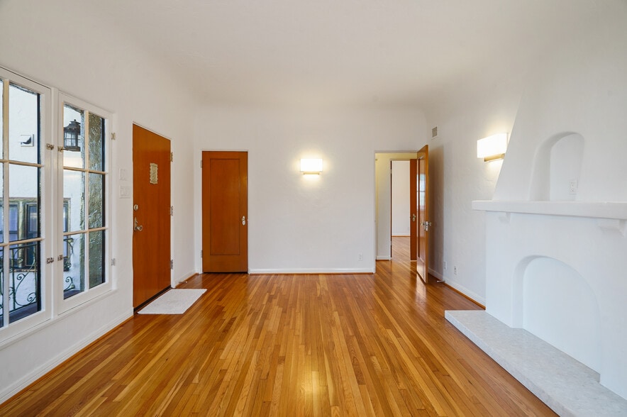 Coved ceilings - 1557 S Genesee Ave