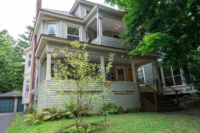 Building Photo - 689 Allen St
