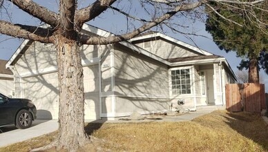 Building Photo - 2 Bed 2 bath 2 car garage Sierra Highlands home For Rent