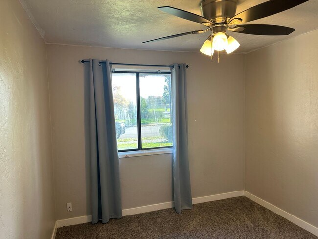 Building Photo - Updated 3 bedroom 1.5 bath house in Eugene!