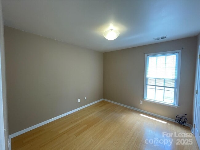 Building Photo - 1928 Dearmon Dr