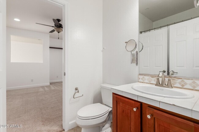 Building Photo - 5811 W Bonanza Ln