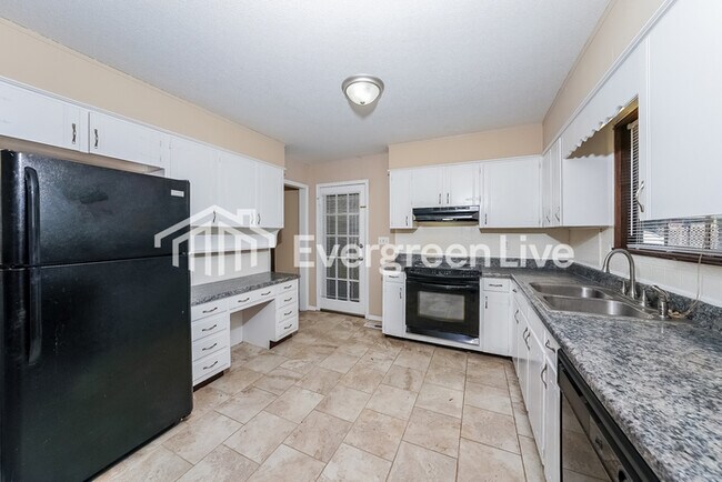 Building Photo - 424 Carriage Dr