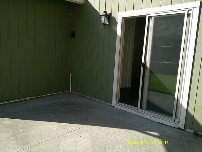 Building Photo - 1120 Tulip Ln