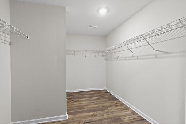 Building Photo - Spacious 5BR House in Statesville