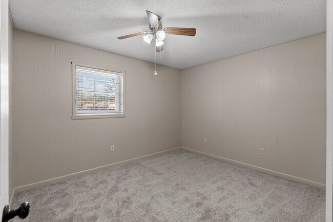 Building Photo - 3 bedrooms 2 bathroom