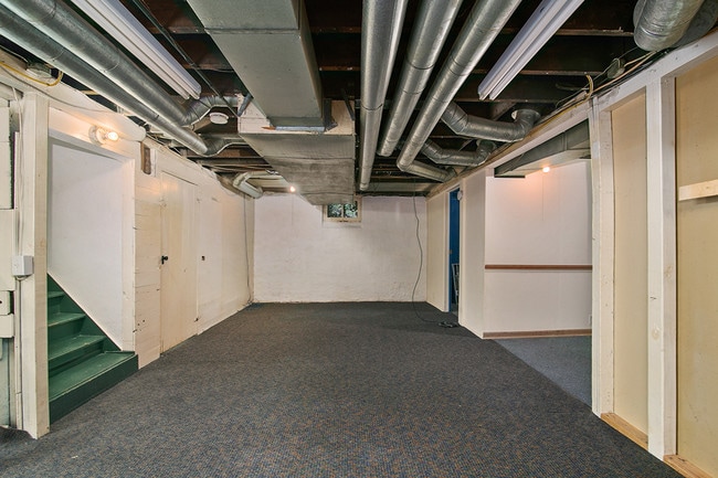 Building Photo - 516 Diamond Ave NE