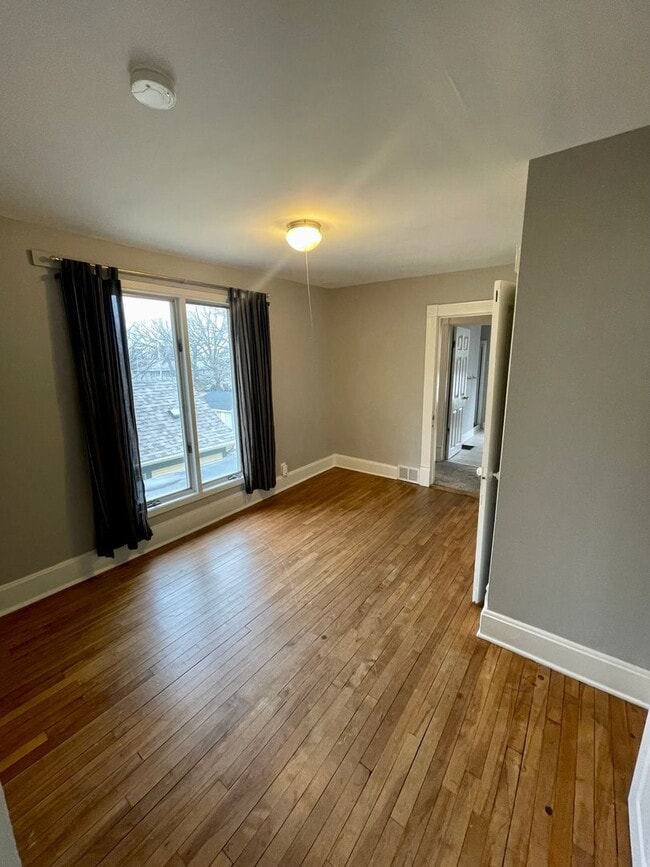 Building Photo - Huge 5-bed 2-bath house with 3rd level family room. Avail June 5 2026