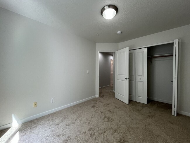 Building Photo - Beautifully Updated Bethany Townhome with Private Backyard and Modern Finishes