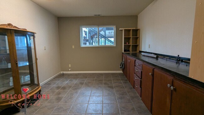 Building Photo - Huge waterfront home, fully furnished, boa...