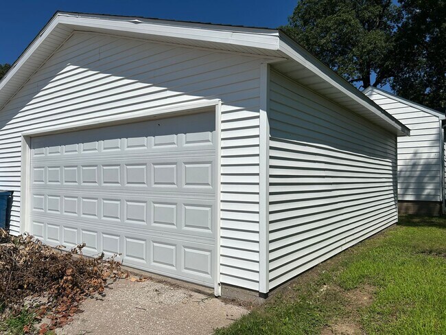 Building Photo - Updated 3-Bedroom Home