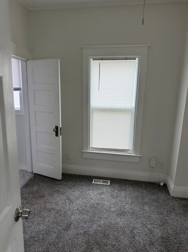 Building Photo - Updated 2-bedroom, 2-story home in the heart of Kansas City!