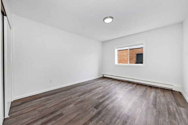 Building Photo - 1045 River St