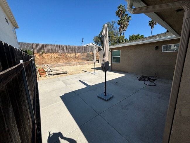 Building Photo - Spacious 3 bedroom 2 bath