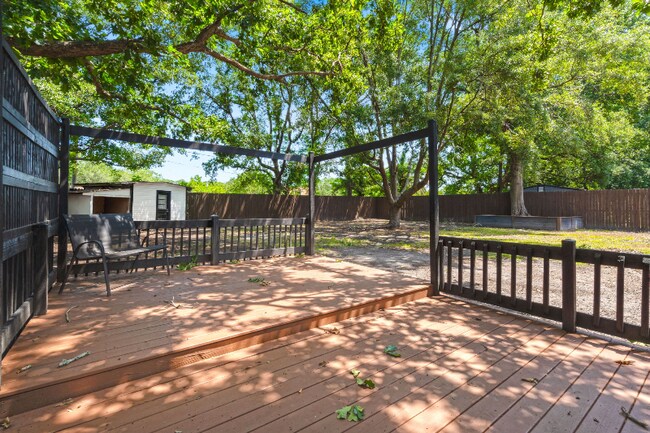 Building Photo - 2720 N Oakridge Cir