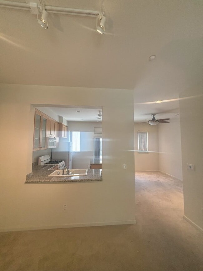 Building Photo - 3 Bedroom 2.5 Home in Whisman Station clos...