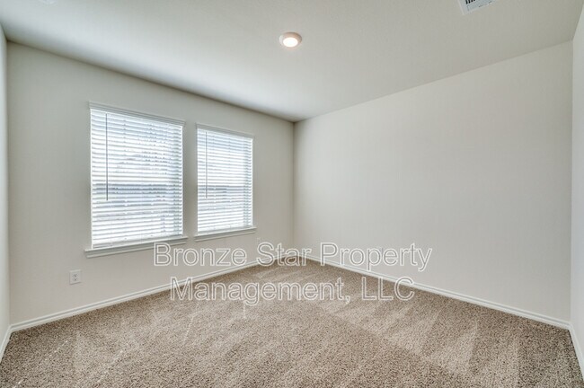 Building Photo - 3924 Jade Dr