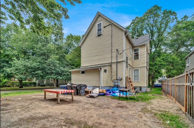 Building Photo - 2137 Maple Ave