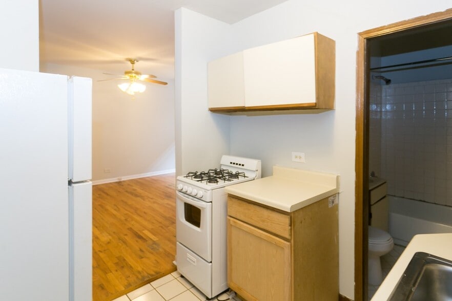 Building Photo - 826 W Cornelia Ave