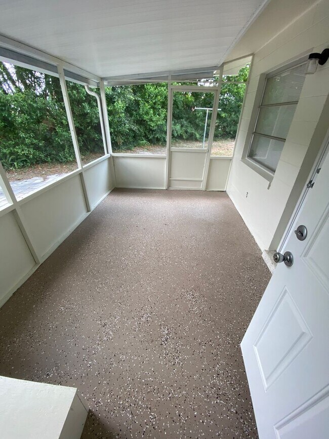 Building Photo - 2385 Poinsettia Dr