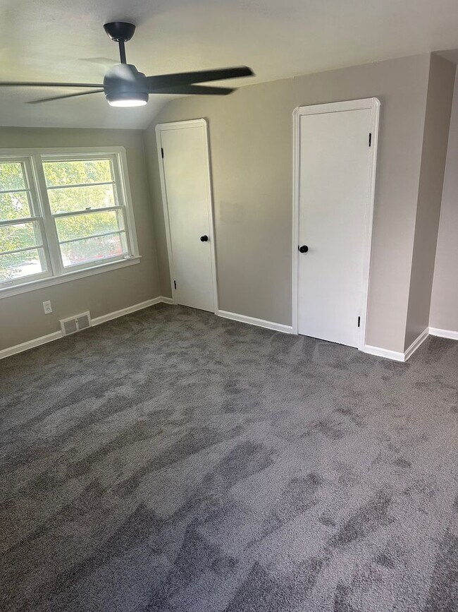 Building Photo - Stunning South Euclid 3 Bedroom